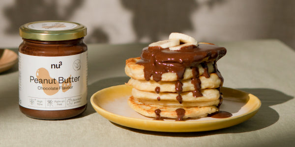 Schokoaufstrich auf Pancakes serviert