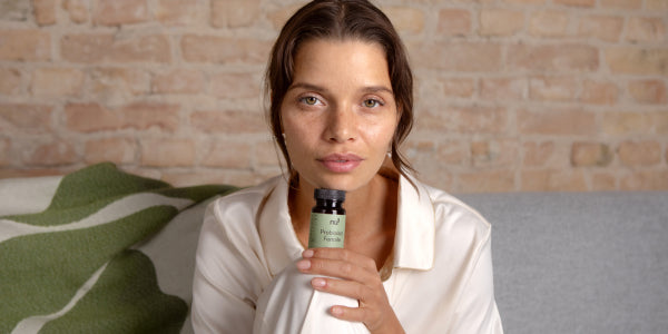 Frau mit Probiolact Female in der Hand